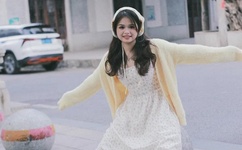 往下边塞水果走路